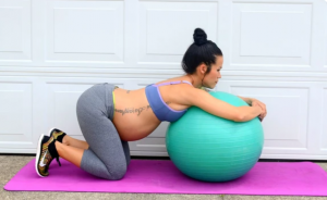 ورزش بارداری با توپ